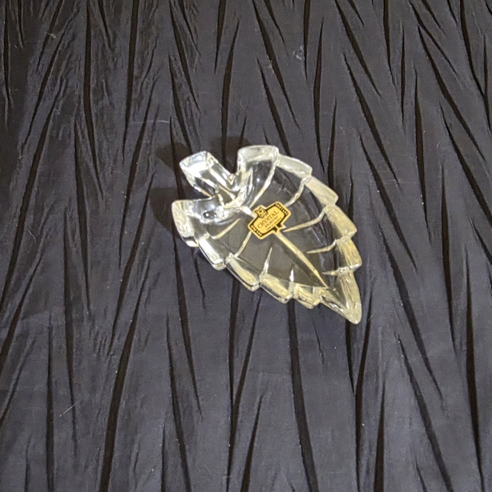 Zajecar Elegant Crystal Leaf Accent. Aprox. 4"